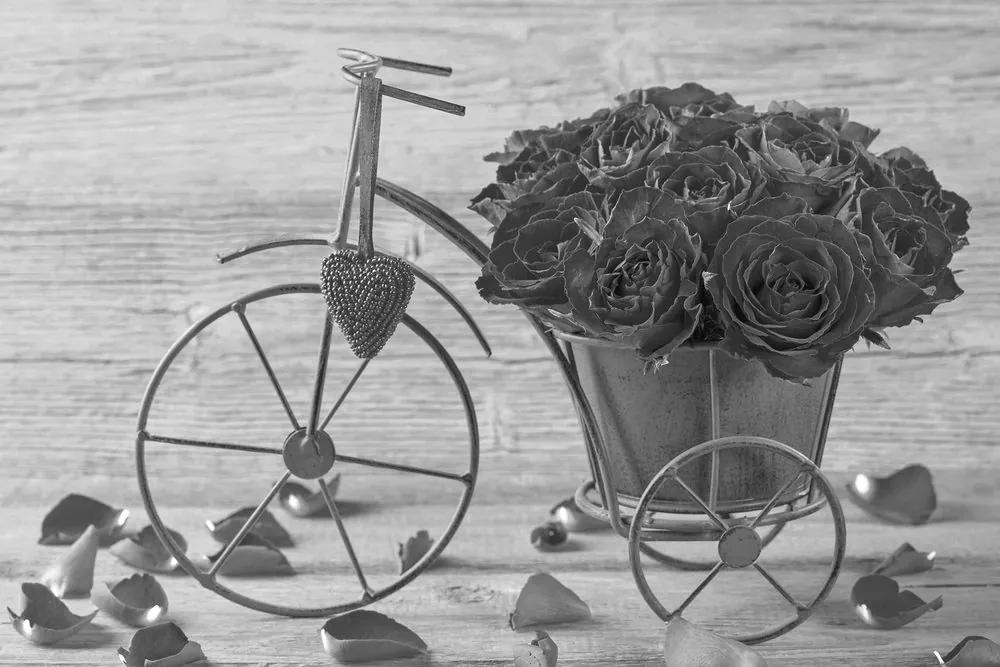Εικόνα ενός ποδηλάτου γεμάτου τριαντάφυλλα σε μαύρο & άσπρο