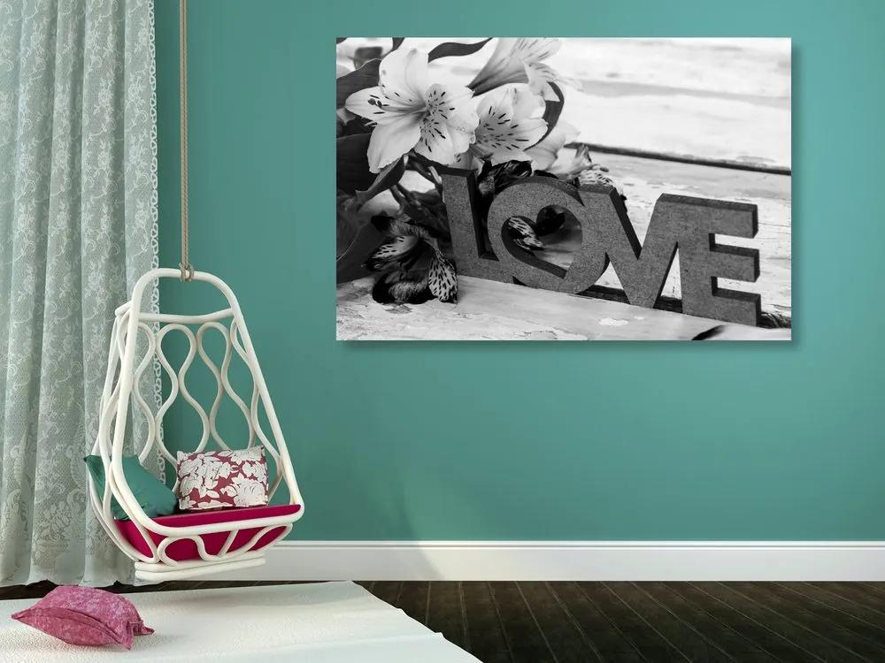Εικόνα με ξύλινη επιγραφή Love σε ασπρόμαυρο - 120x80