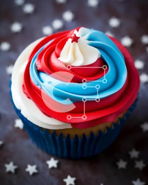 Intra Συλλεκτικό Ξύλινο Παζλ Plywood  4mm - Πατριωτικό Cupcake με κόκκινο, λευκό και μπλε πάγωμα Σε Ξύλινο Κουτί - Διαστάσεις: 10x10 cm – 25 κομμάτια