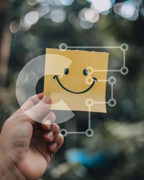 Intra Συλλεκτικό Ξύλινο Παζλ Plywood 4mm - Χέρι που κρατά το κίτρινο χαμογελαστό πρόσωπο post-it Σε Ξύλινο Κουτί - Διαστάσεις: 10x10 cm – 25 κομμάτια