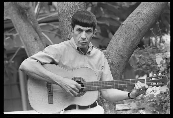 Φωτογραφία Leonard Nimoy plays guitar, 1966, Suero, Orlando