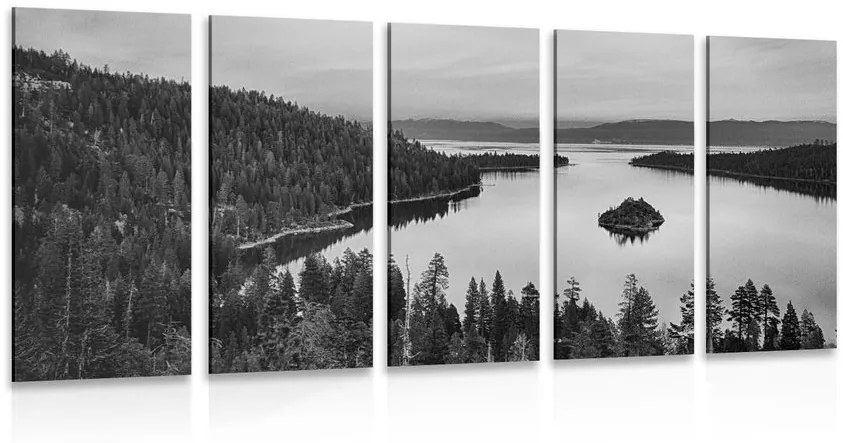 Λίμνη με εικόνα 5 μερών στο ηλιοβασίλεμα σε ασπρόμαυρο