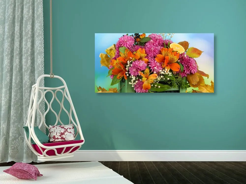 Σύνθεση εικόνας από λουλούδια του φθινοπώρου σε κουτί