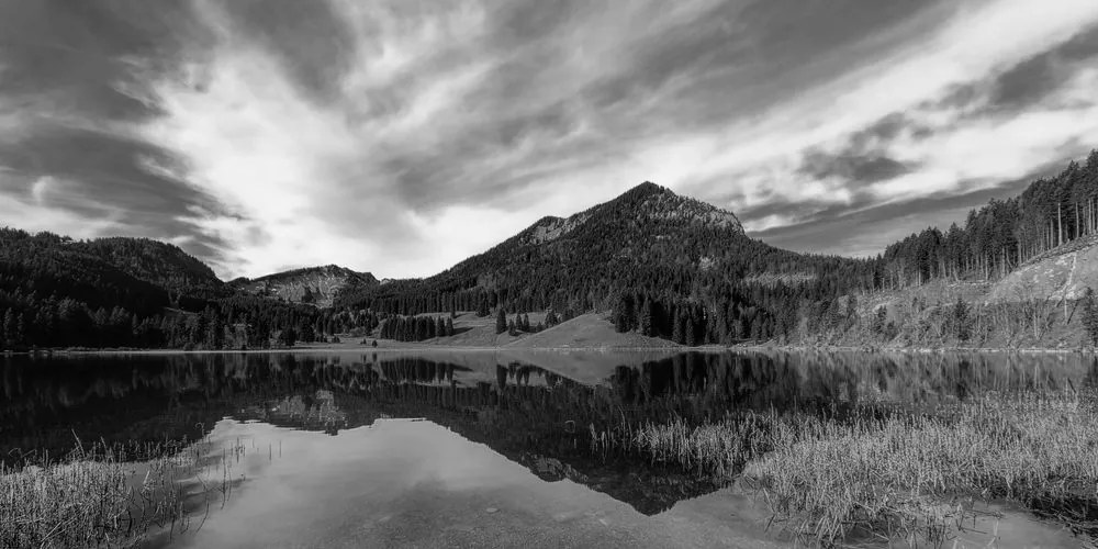 Εικόνα της λίμνης κάτω από τους λόφους σε ασπρόμαυρο - 100x50