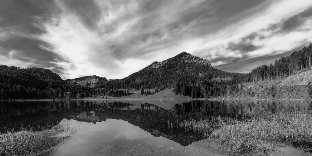 Εικόνα της λίμνης κάτω από τους λόφους σε ασπρόμαυρο - 120x60
