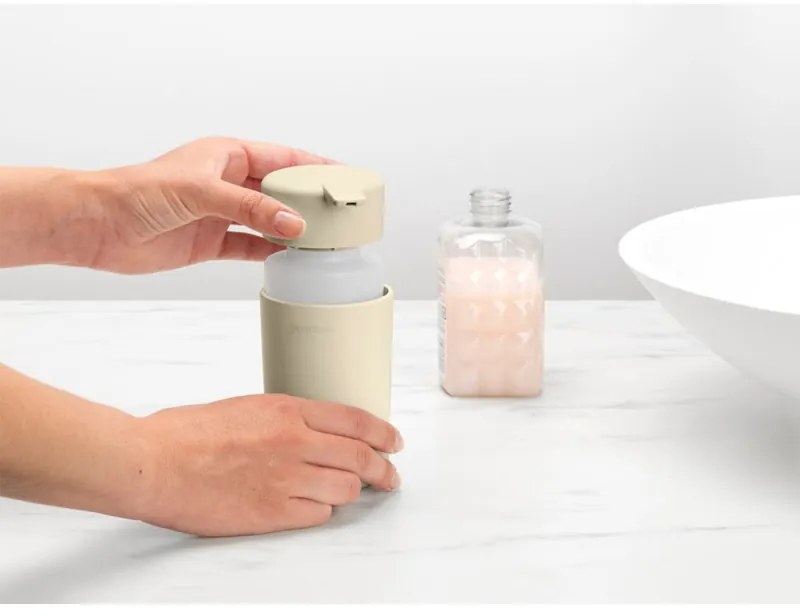 Δοσομετρητής υγρού σαπουνιού Brabantia ReNew 1006264, 250 ml, Αντιολισθητική βάση, Χωρίς σταγόνες, Μπεζ