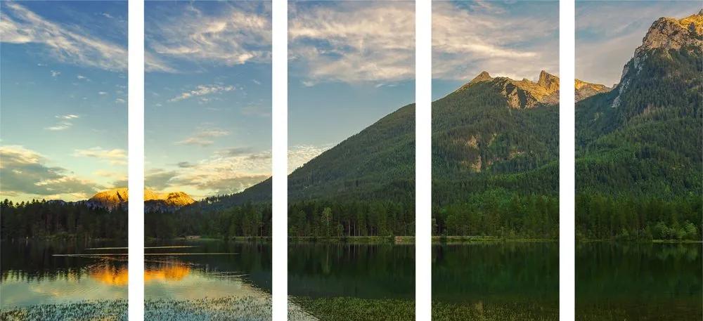 Λίμνη με εικόνα 5 μερών κοντά στα βουνά