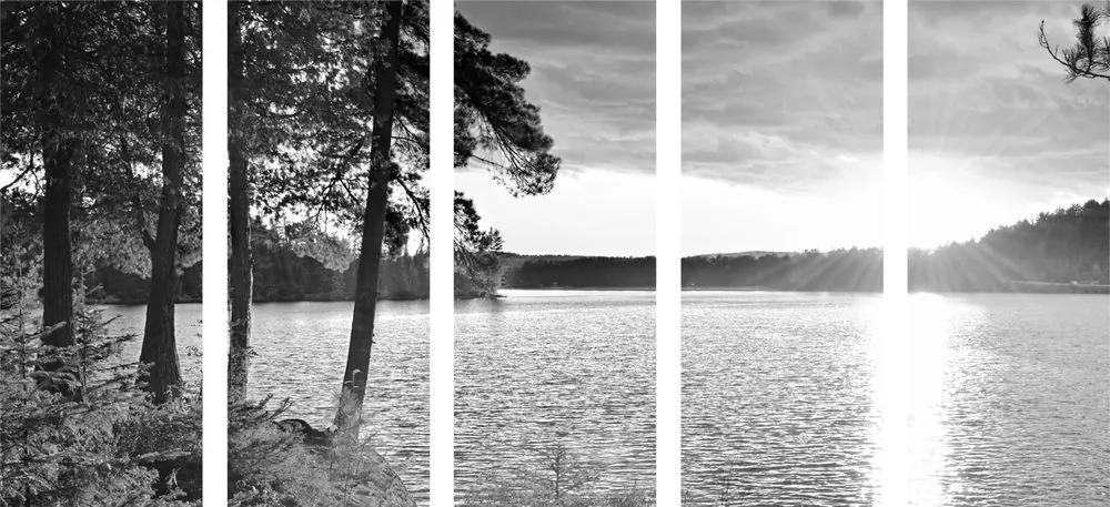 Εικόνα 5 μερών ενός ηλιοβασιλέματος πάνω από μια λίμνη σε ασπρόμαυρο - 100x50