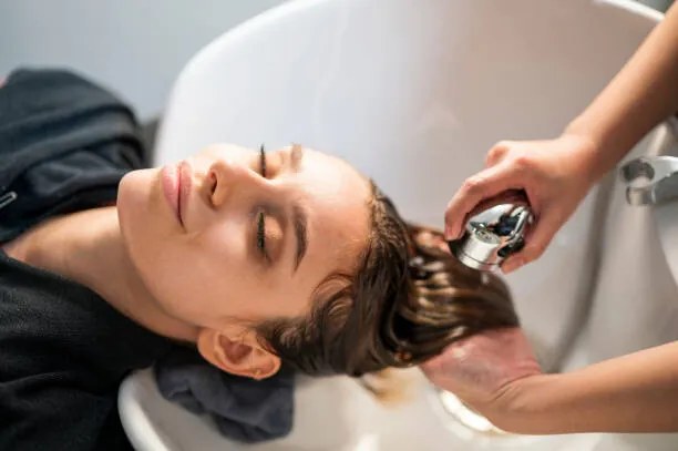 Φωτογραφία Young women customer washing her hair, Nitat Termmee