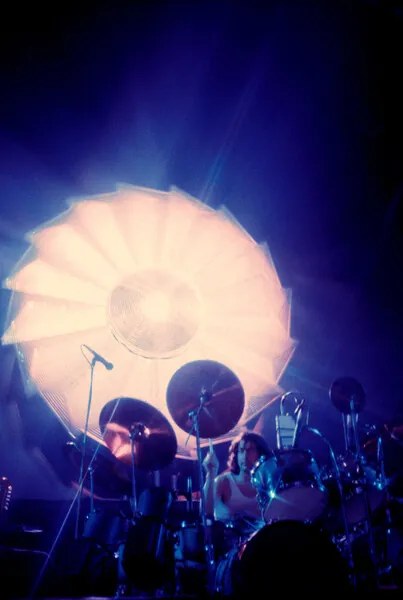 Φωτογραφία February 1977: concert of rock band Pink Floyd at the Paris Pavilion: drummer Nick Mason.