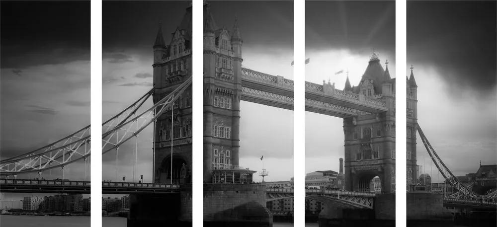 Εικόνα 5 μερών ενός ηλιοβασιλέματος πάνω από τη Γέφυρα του Πύργου σε ασπρόμαυρο - 200x100