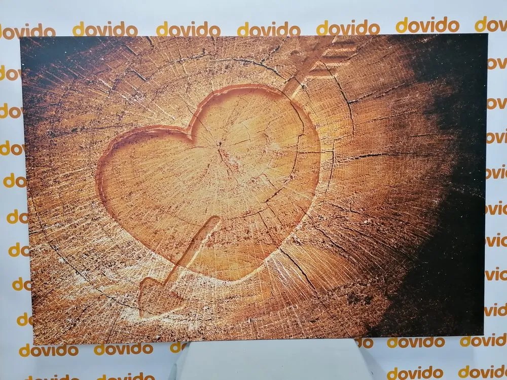 Εικόνα μιας σκαλισμένης καρδιάς σε ένα κούτσουρο - 60x40