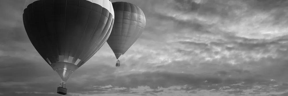 Εικόνα μπαλονιών που πετούν πάνω από τα βουνά σε ασπρόμαυρο