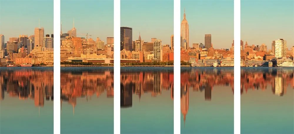 Εικόνα 5 μερών μιας γοητευτικής Νέας Υόρκης στην αντανάκλαση στο νερό