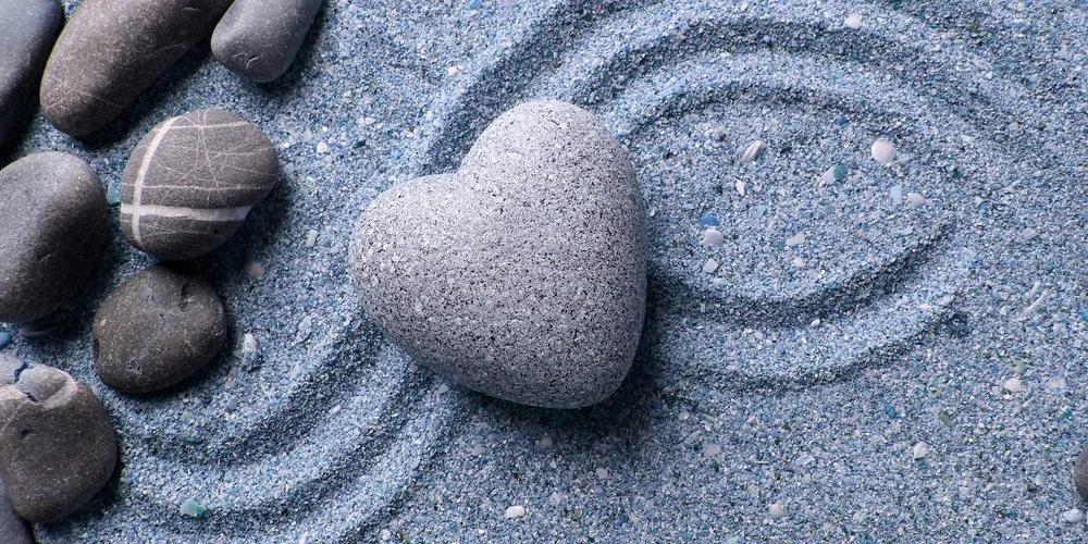 Εικόνα καρδιά από πέτρα σε αμμώδες φόντο