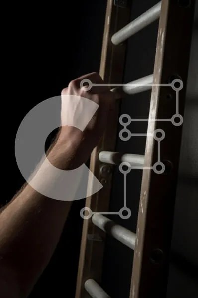 Intra Συλλεκτικό Ξύλινο Παζλ Plywood  4mm - Χέρι που πιάνει ένα σκαλί σκάλας Σε Ξύλινο Κουτί - Διαστάσεις: 10x10 cm – 25 κομμάτια