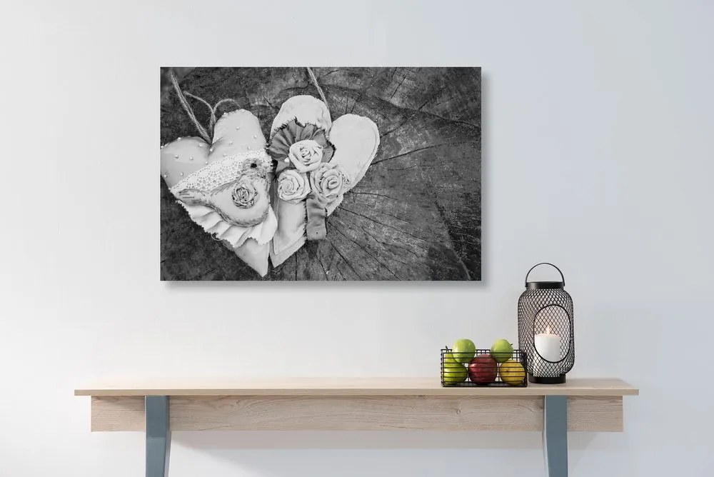 Εικόνα χειροποίητων καρδιών σε κούτσουρο σε ασπρόμαυρο - 120x80