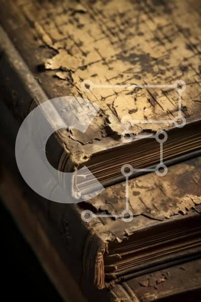Intra Συλλεκτικό Ξύλινο Παζλ Plywood  4mm - Vintage στοίβα από παλιά βιβλία με σημάδια φθοράς Σε Ξύλινο Κουτί - Διαστάσεις Puzzle: 10x10 cm – 25 κομμάτια