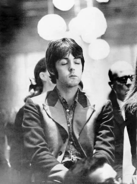 Φωτογραφία Paul McCartney meditating, 1967