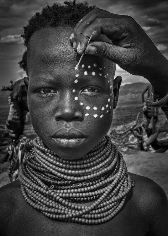 Φωτογραφία Painting the face of a karo tribe girl (Omo Valley-Ethiopia), Joxe Inazio Kuesta