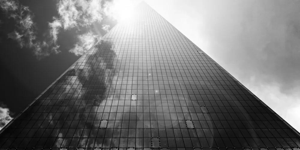 Εικόνα ενός ουρανοξύστη σε ασπρόμαυρο