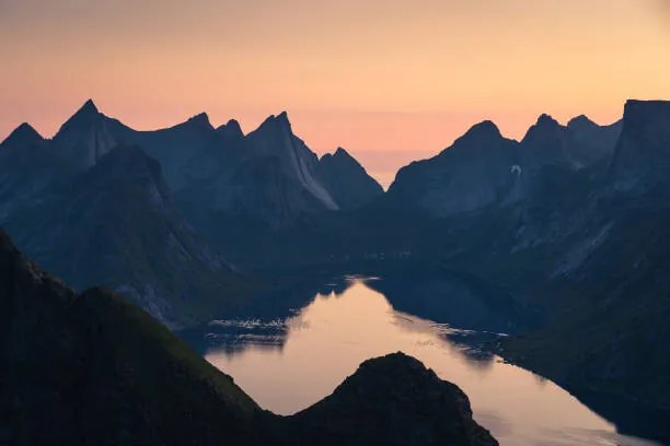 Φωτογραφία Τέχνης Beautiful midnight sun in Lofoten island, Punnawit Suwuttananun, (40 x 26.7 cm)