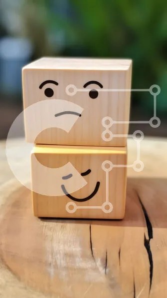 Intra Συλλεκτικό Ξύλινο Παζλ Plywood  4mm - Στοιβαγμένοι ξύλινοι μπλοκ με χαμογελαστά πρόσωπα Σε Ξύλινο Κουτί - Διαστάσεις: 10x10 cm – 25 κομμάτια