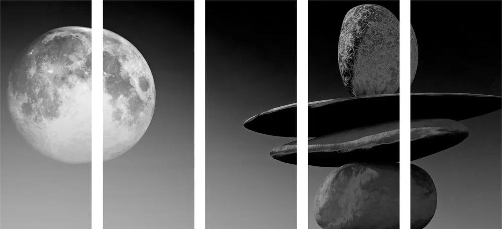 Εικόνα 5 μερών στοιβαγμένες πέτρες στο φως του φεγγαριού σε ασπρόμαυρο - 100x50