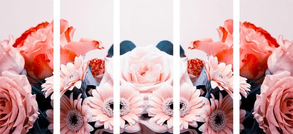 Σύνθεση λουλουδιών 5 μερών με ρομαντική πινελιά