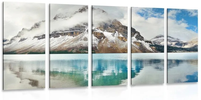 Λίμνη με εικόνα 5 τμημάτων κοντά στο όμορφο βουνό