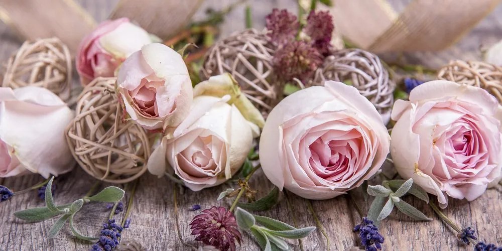 Εικόνα εορταστική floral σύνθεση από τριαντάφυλλα