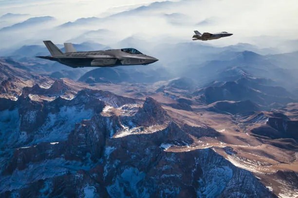 Φωτογραφία Fighter Jets flying over mountains at dusk, guvendemir