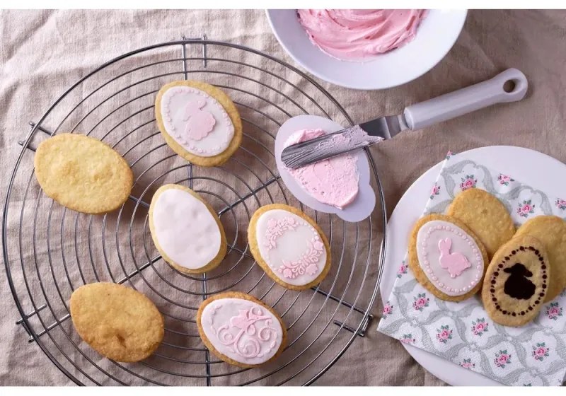 Σετ πασχαλινών διακοσμήσεων Dr.Oetker 1879, 5 τεμάχια, 4 διακοσμήσεις, 1 καλούπι, Ανοξείδωτο ατσάλι, Ασημί