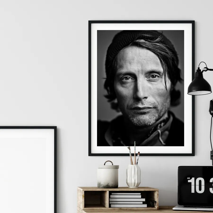 Πόστερ &amp; Κάδρο Mads Mikkelsen PRT045 40x50cm Μαύρο Ξύλινο Κάδρο (με πόστερ)