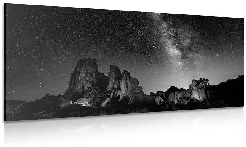 Εικόνα ενός έναστρου ουρανού πάνω από βράχους σε ασπρόμαυρο - 100x50