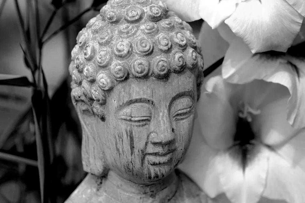 Εικόνα του αγάλματος του Βούδα στον κήπο Ζεν σε ασπρόμαυρο