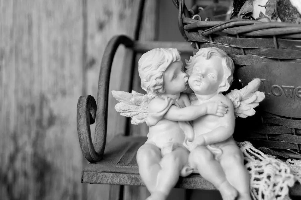 Εικονογραφήστε αγαλματίδια αγγέλων σε ένα παγκάκι σε ασπρόμαυρο - 120x80