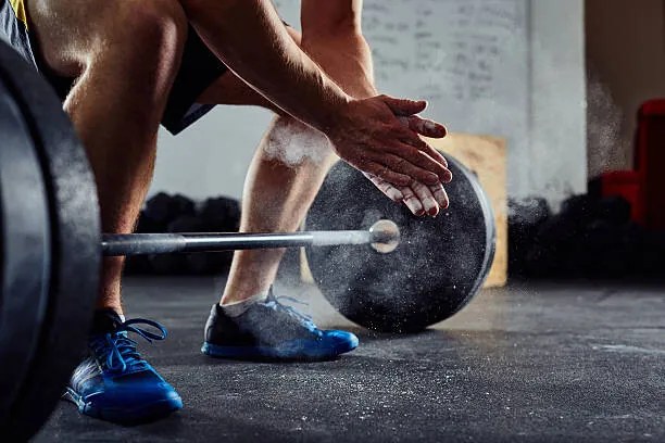 Φωτογραφία Closeup of weightlifter clapping hands before, BartekSzewczyk