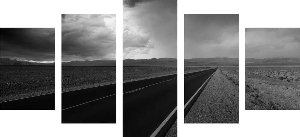 Δρόμος με εικόνα 5 τμημάτων στη μέση της ερήμου σε ασπρόμαυρο