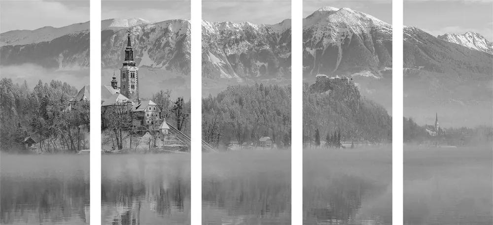 Εκκλησία 5 μερών στη λίμνη Bled στη Σλοβενία ​​σε ασπρόμαυρο