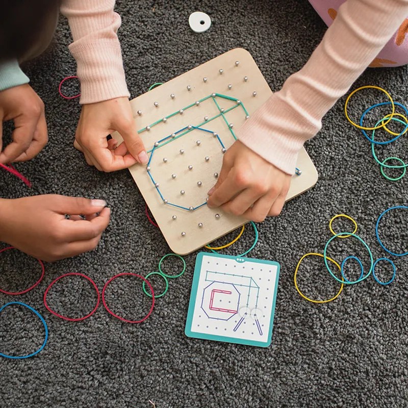 Ξύλινο Εκπαιδευτικό Παιχνίδι Bs Toys Πίνακας Με Λαστιχάκια