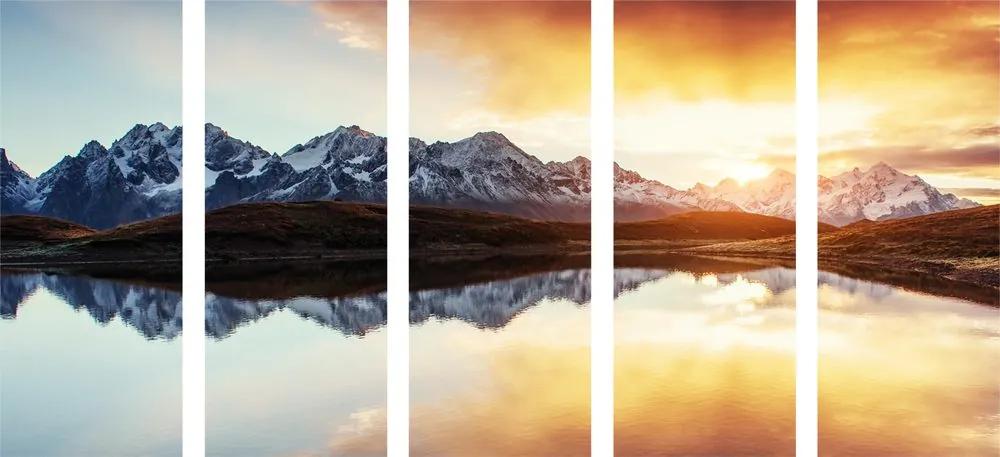 Εκθαμβωτική εικόνα 5 τμημάτων το εκθαμβωτικό ηλιοβασίλεμα πάνω από μια ορεινή λίμνη - 100x50