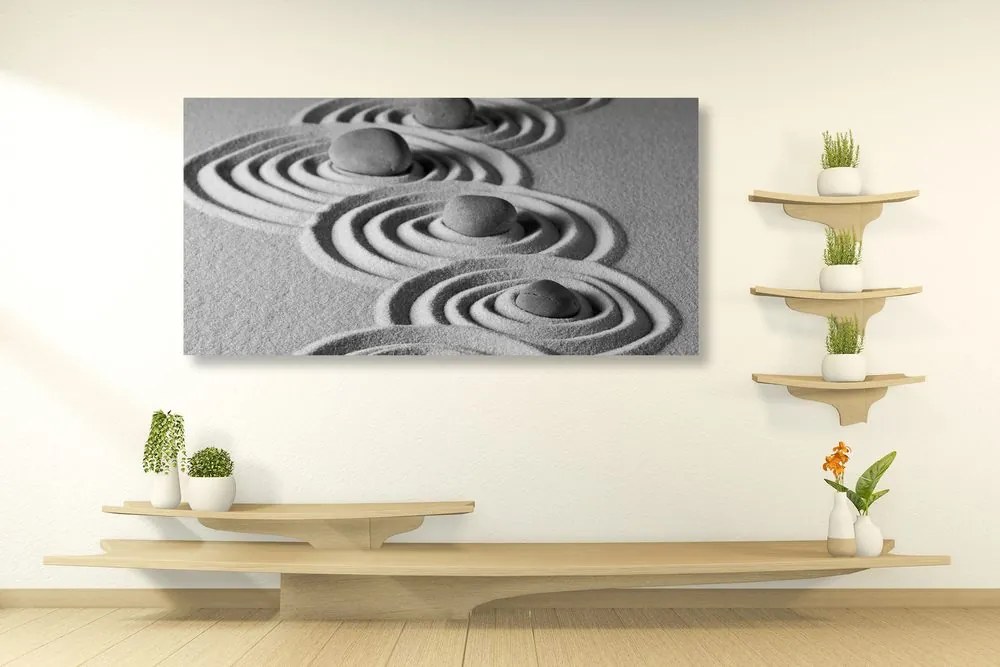 Εικόνα πέτρες Zen στην άμμο σε μαύρο & άσπρο