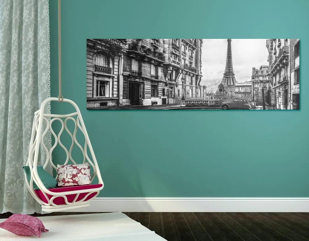 Άποψη εικόνας του Πύργου του Άιφελ από την οδό του Παρισιού σε μαύρο & άσπρο