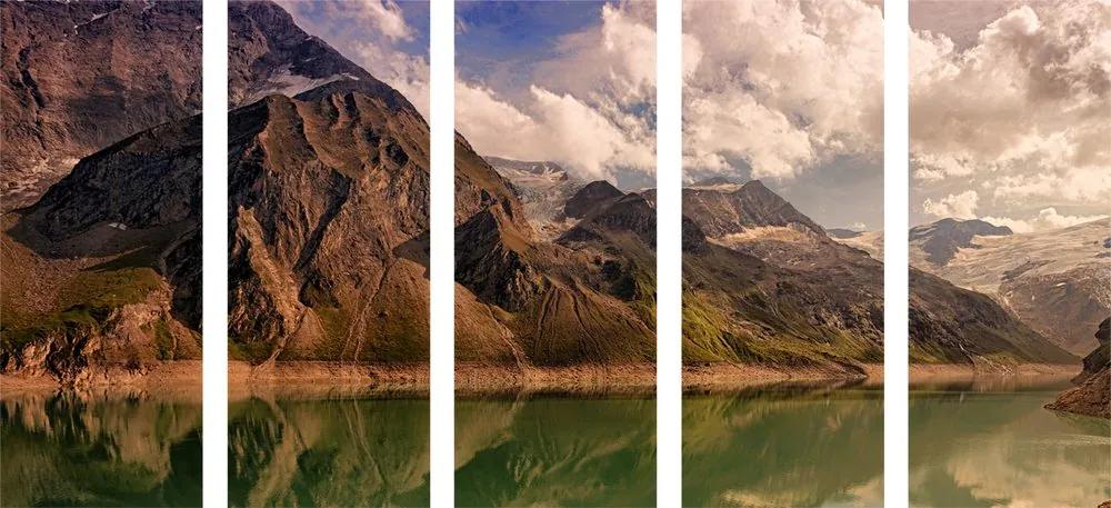 Εικόνα 5 μερών μιας όμορφης λίμνης στα βουνά