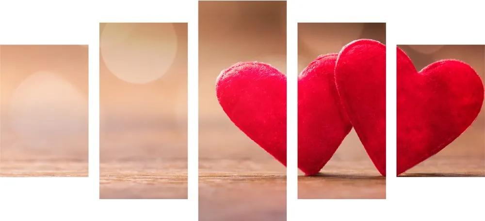 Εικόνα 5 μερών κόκκινες καρδιές σε ξύλινη υφή