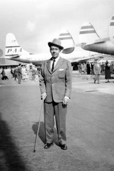 Φωτογραφία Cole Porter Arriving in Paris, France Airport September 27, 1951