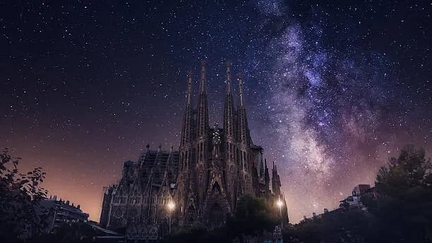 Φωτογραφία Milky Way and Basilica and Sagrada Familia, Carlos Fernandez