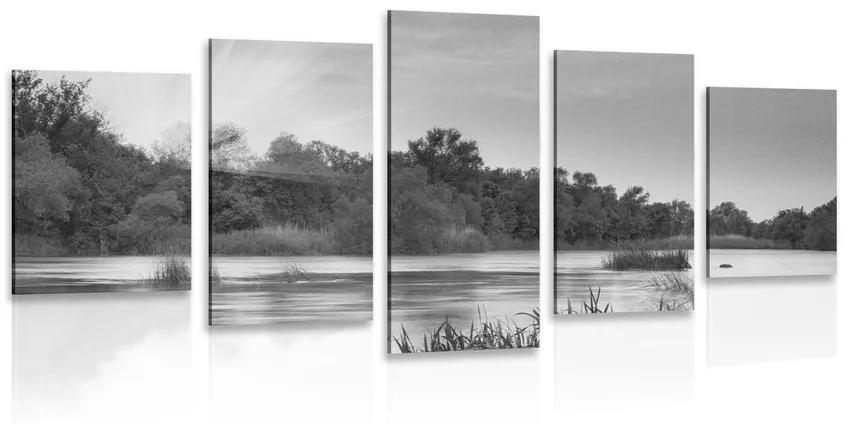 Εικόνα 5 τμημάτων της ανατολής δίπλα στο ποτάμι σε ασπρόμαυρο