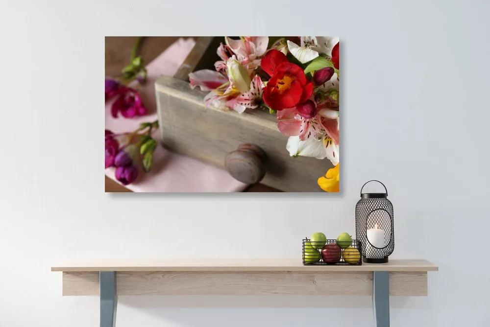 Σύνθεση εικόνας από ανοιξιάτικα λουλούδια σε ένα ξύλινο συρτάρι - 120x80